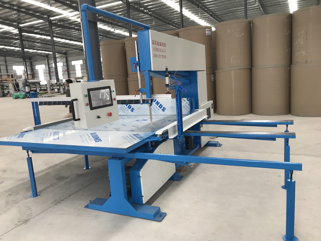 新型全自動蜂窩紙板立切機(jī)